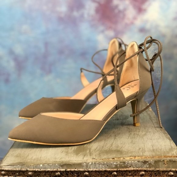 Journee Collection Lace up pump has perfect kitten heel - Picture 3 of 6